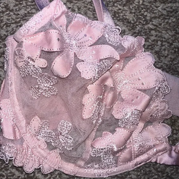 Victoria’s Secret Elegant Pink Lace Bra - Picture 2 of 4